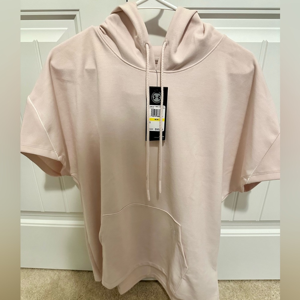 Under Armour short sleeve sweatshirt with hoodwith front pocket size Medium